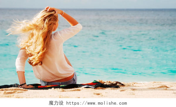坐在海边的女人金发女人海边美女女性女人人物风景图片